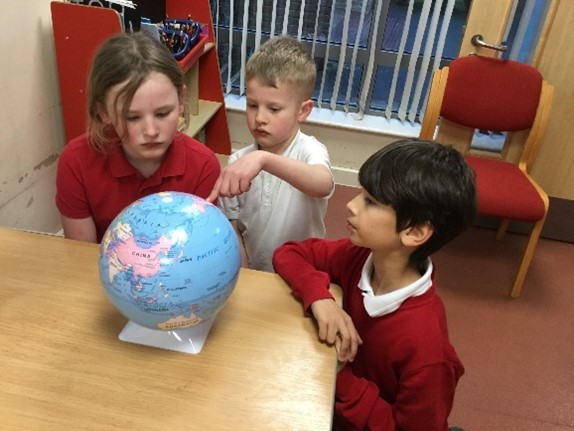Geog photo children looking at globe Geog photo globe